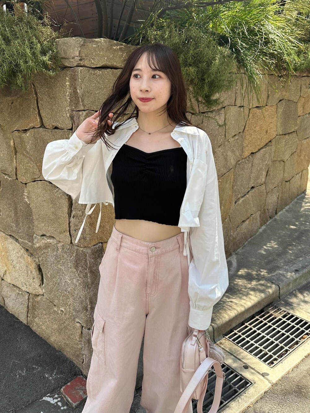 ホワイト系のシャツ/ブラウス、ピンク系のカーゴパンツ、ピンク系のショルダーバッグを着用したレディースの夏コーディネートの2枚目の写真