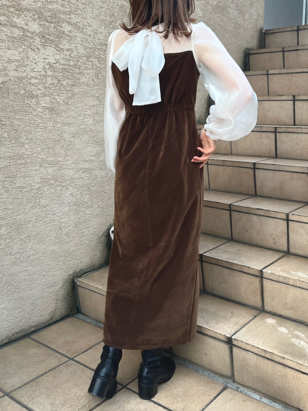 ブラウン系のワンピース/ドレス、ベージュ系のスカートを着用したレディースの秋コーディネートの2枚目の写真