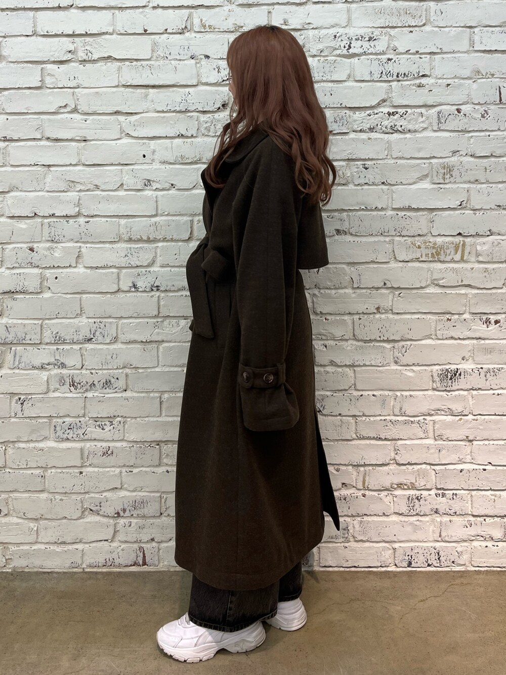 ブラウン系のその他アウターを着用したレディースの秋コーディネートの2枚目の写真