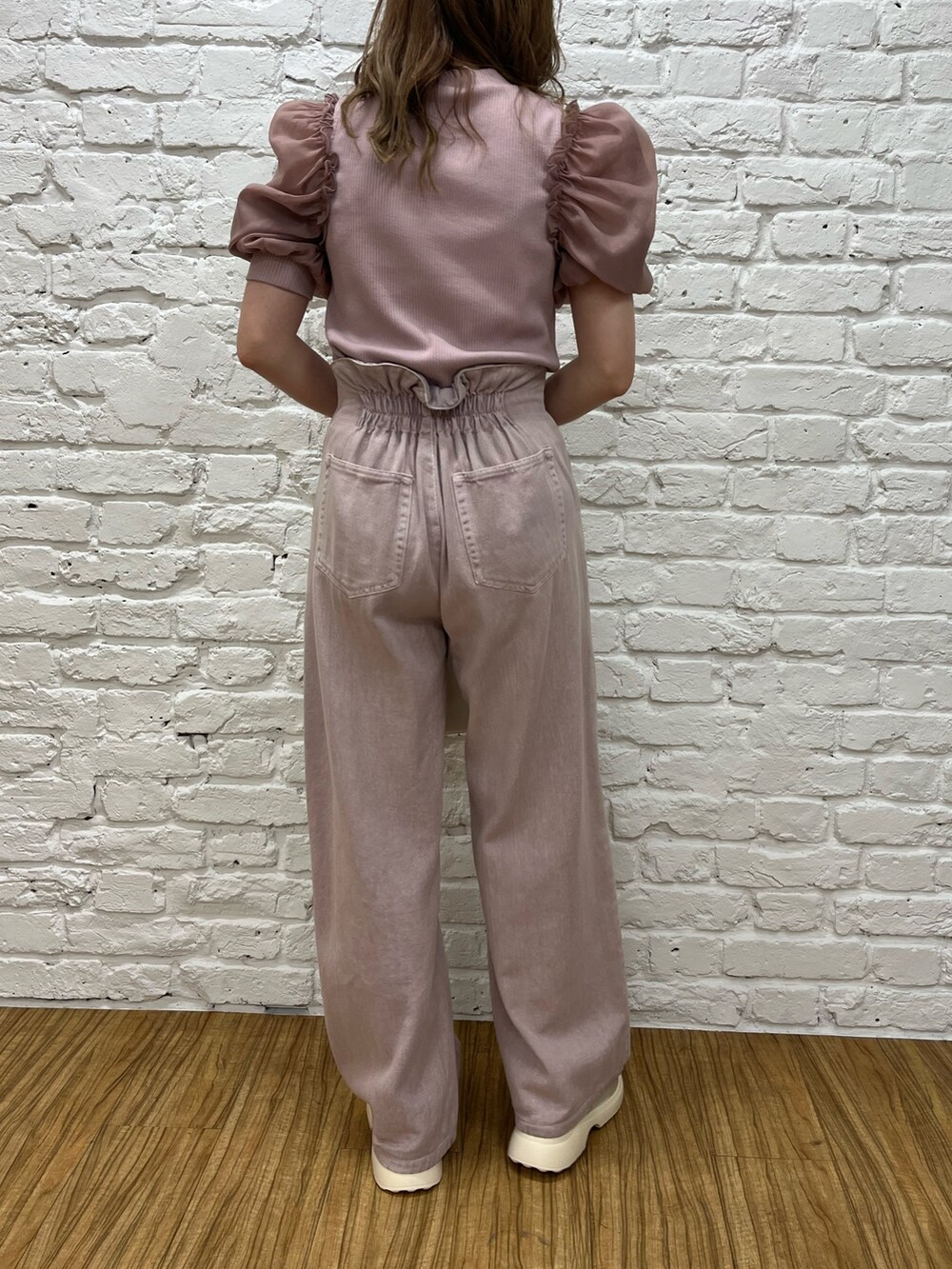 パープル系のTシャツ/カットソー、パープル系のデニムパンツ、ホワイト系のショルダーバッグを着用したレディースの春コーディネートの2枚目の写真