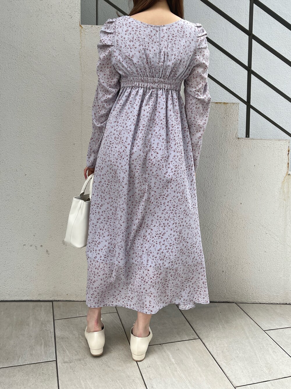 ブルー系のワンピース、ホワイト系のショルダーバッグ、ホワイト系のバレエシューズを着用したレディースの冬コーディネートの2枚目の写真