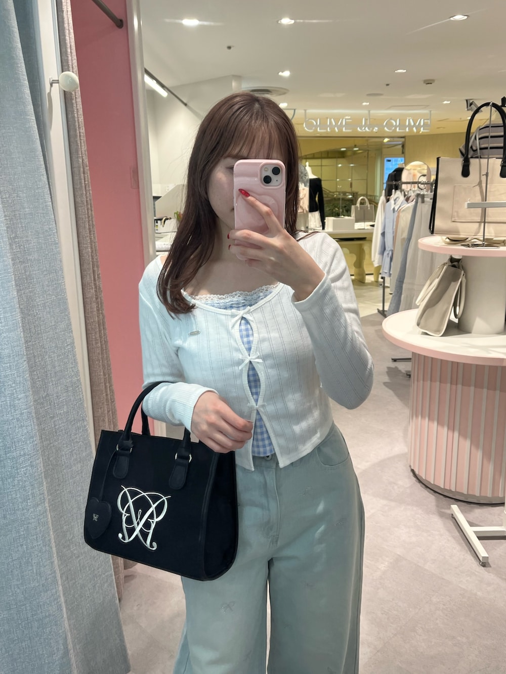 ブルー系のTシャツ/カットソー、ブルー系のデニムパンツ、ブラック系のトートバッグを着用したレディースの春コーディネートの2枚目の写真