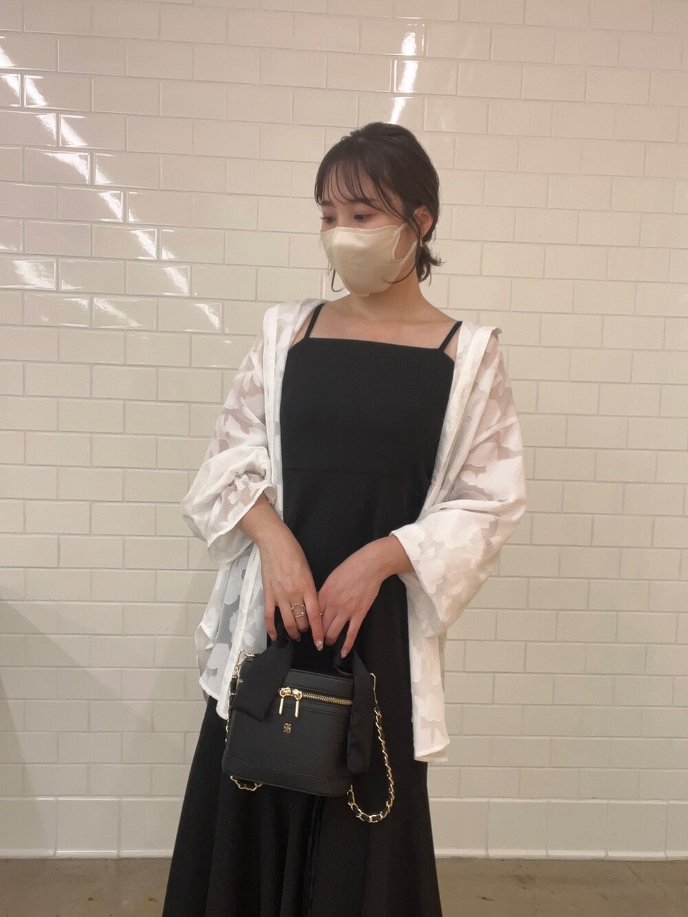 ブルー系のワンピース、ホワイト系のシャツ/ブラウス、ブラック系のショルダーバッグを着用したレディースの春コーディネートの2枚目の写真