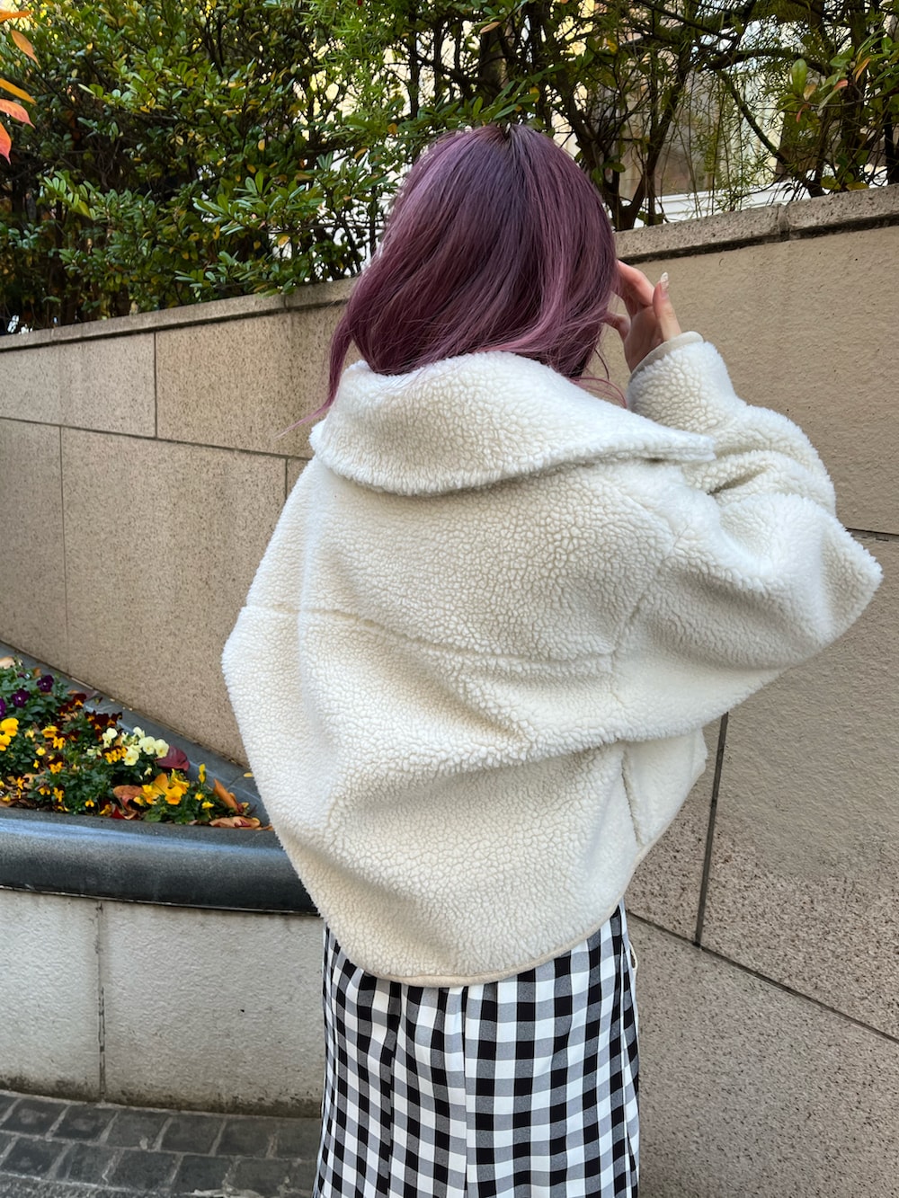 ホワイト系のその他アウター、ホワイト系のニット/セーター、ホワイト系のショルダーバッグを着用したレディースの冬コーディネートの3枚目の写真