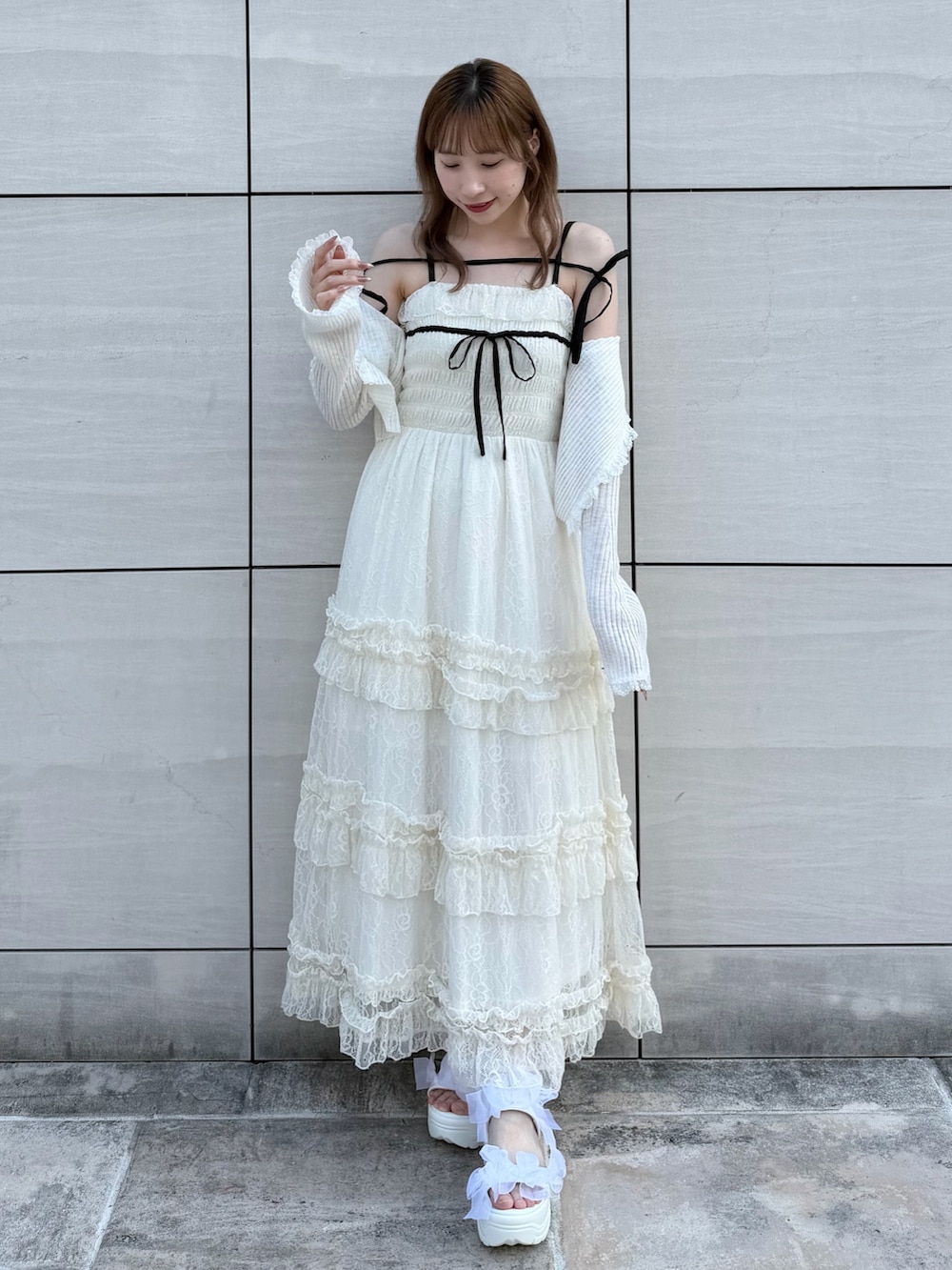 ホワイト系のワンピース、ホワイト系のサンダルを着用したレディースの夏コーディネートの2枚目の写真