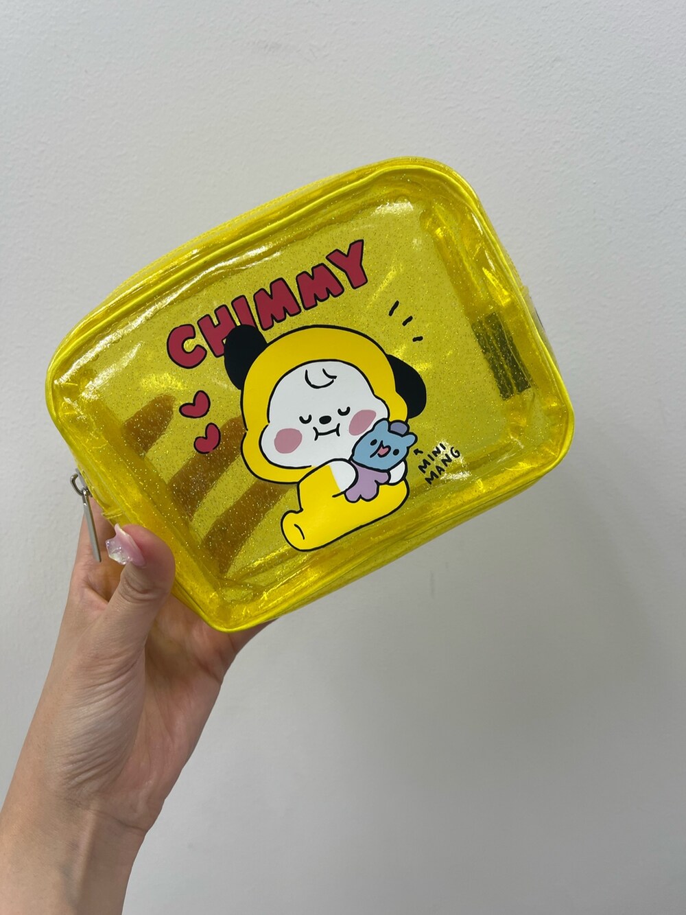 イエロー系のTシャツ/カットソー、ピンク系のショルダーバッグ、パープル系のスカートを着用したレディースの夏コーディネートの3枚目の写真