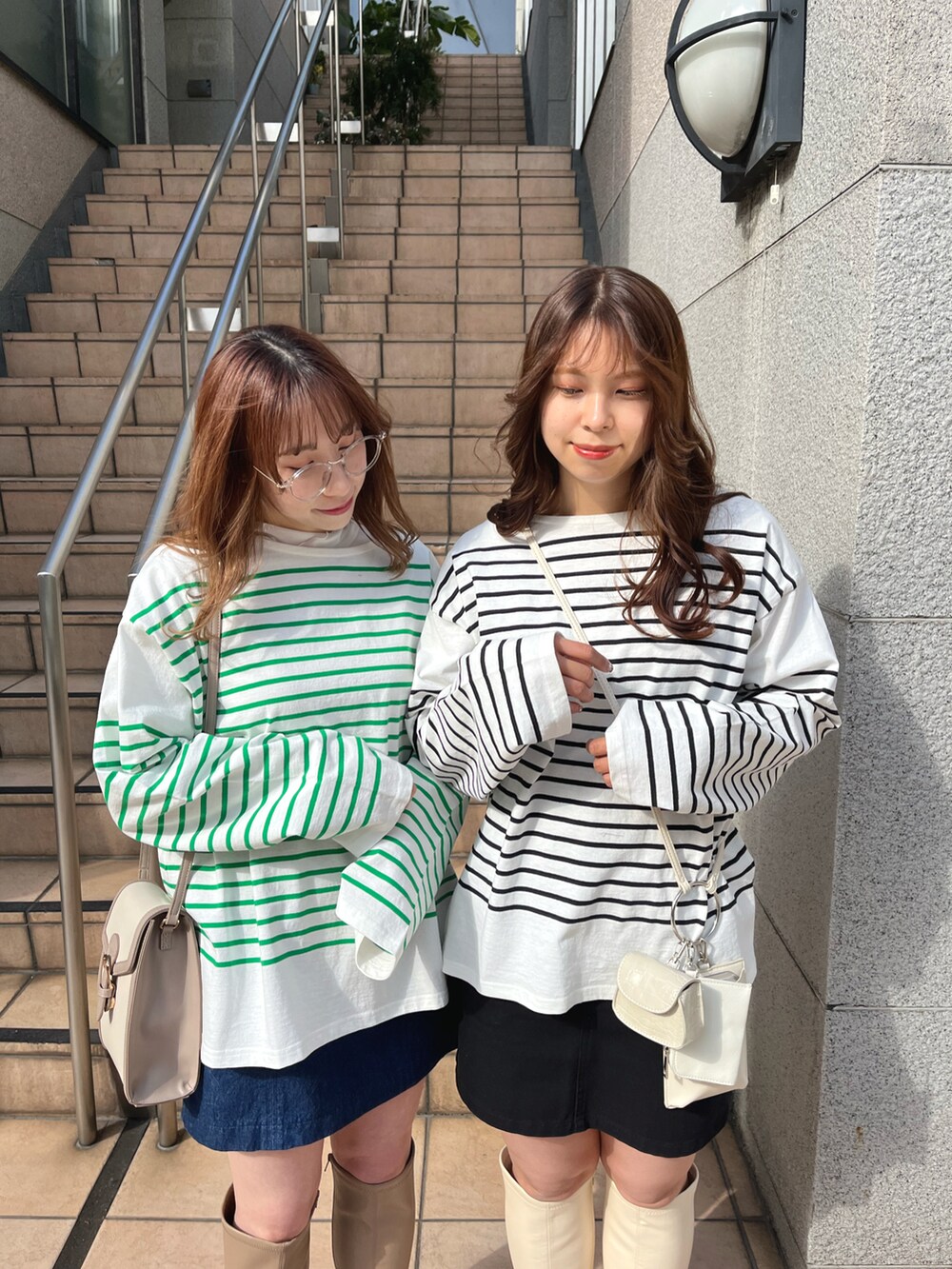 グリーン系のTシャツ/カットソー、ブルー系のスカート、ベージュ系のブーツを着用したレディースの冬コーディネートの2枚目の写真