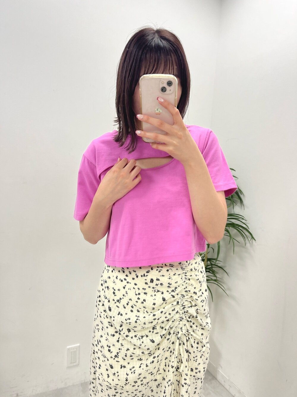 ピンク系のTシャツ/カットソー、ホワイト系のスカート、ホワイト系のサンダルを着用したレディースの春コーディネートの2枚目の写真