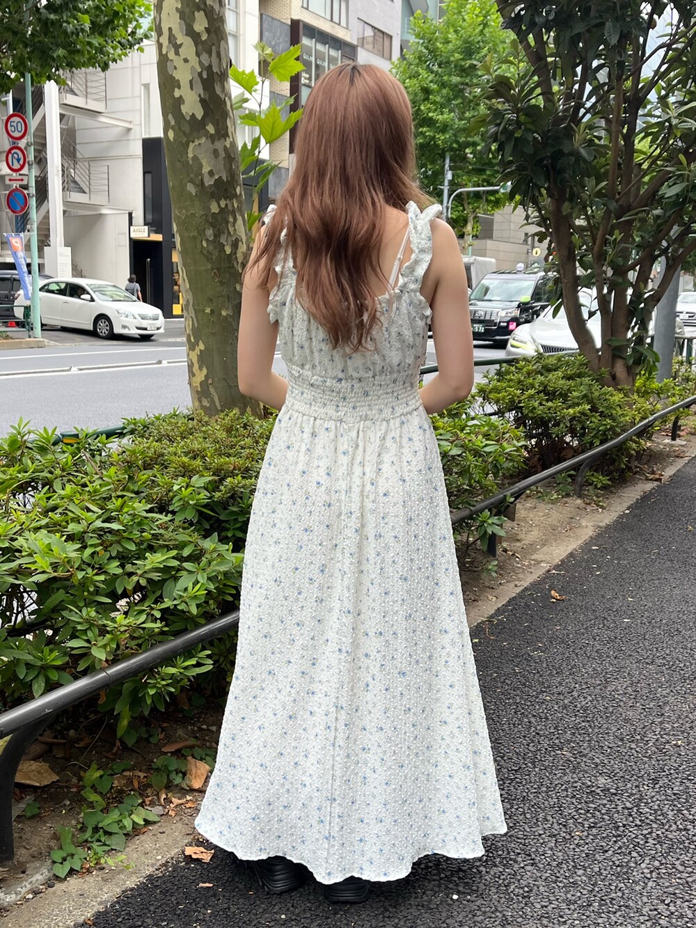 ホワイト系のワンピースを着用したレディースの夏コーディネートの2枚目の写真