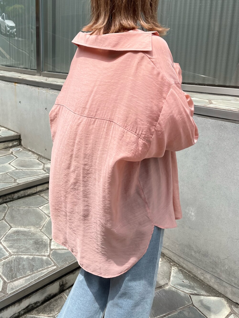 オレンジ系のシャツ/ブラウス、ブルー系のデニムパンツ、パープル系のショルダーバッグを着用したレディースの夏コーディネートの2枚目の写真