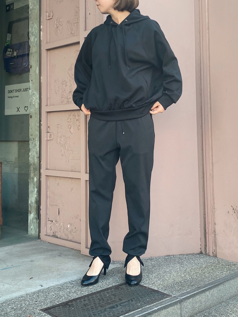 ブラック系のパーカー、ブラック系のその他パンツを着用したレディースの秋コーディネートの2枚目の写真