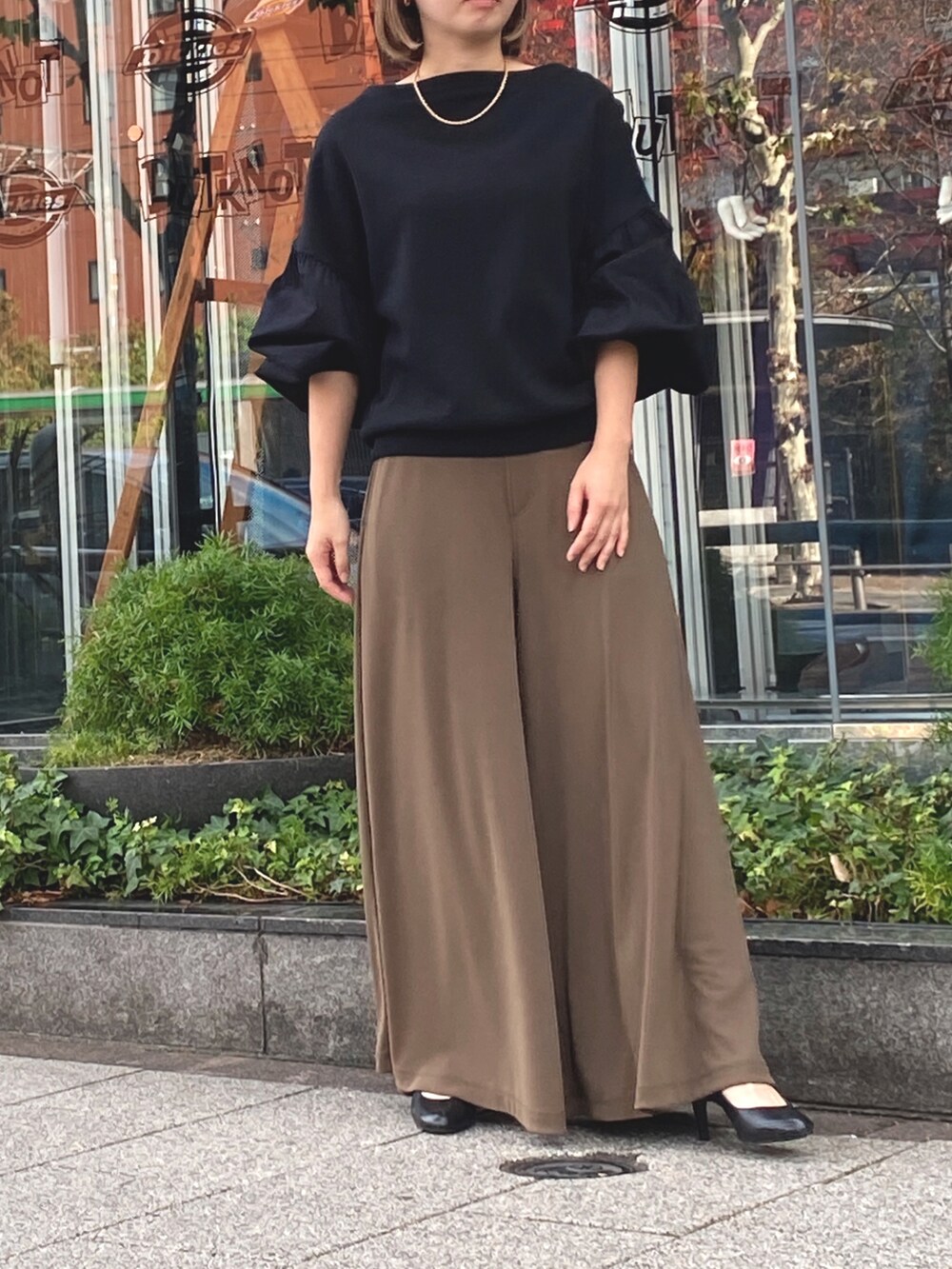 ブラック系のスウェット、グリーン系のその他パンツを着用したレディースの秋コーディネートの2枚目の写真