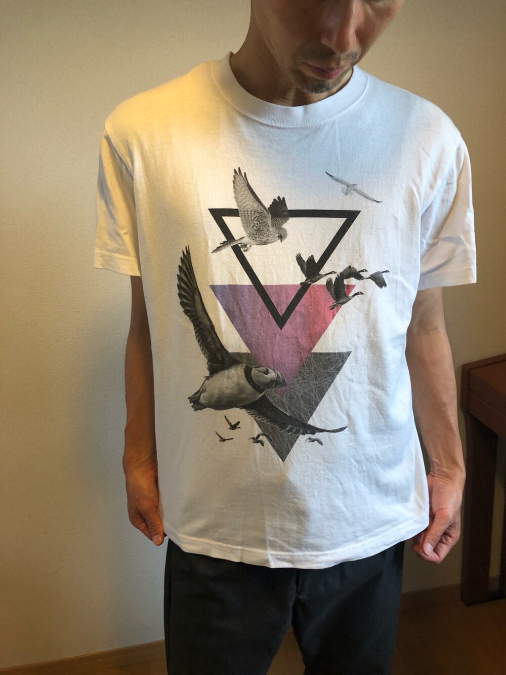 ホワイト系のTシャツ/カットソーを着用したメンズの春コーディネートの2枚目の写真
