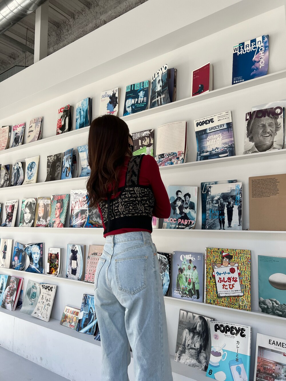 ブルー系のデニムパンツ、ブラック系のトップスを着用したレディースの冬コーディネートの4枚目の写真