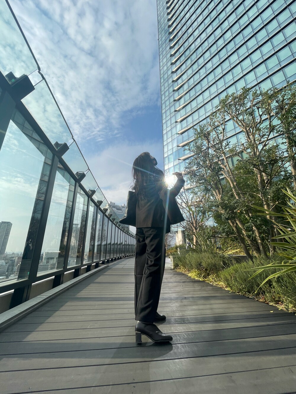 ブラウン系のブーツ、ブラック系のバッグ、ブラウン系のジャケット/アウターを着用したレディースの冬コーディネートの2枚目の写真