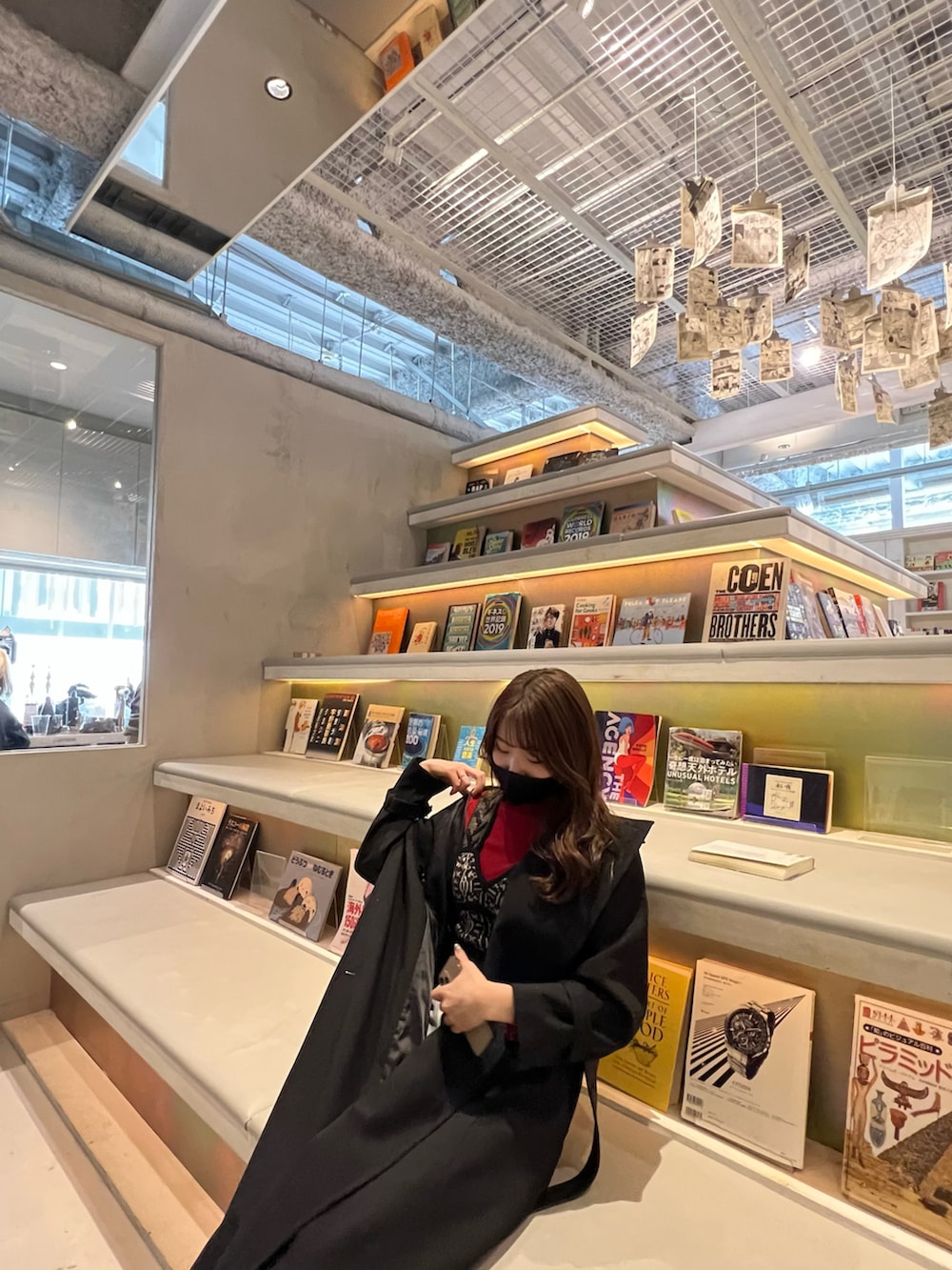 ブルー系のデニムパンツ、ブラック系のトップスを着用したレディースの冬コーディネートの3枚目の写真