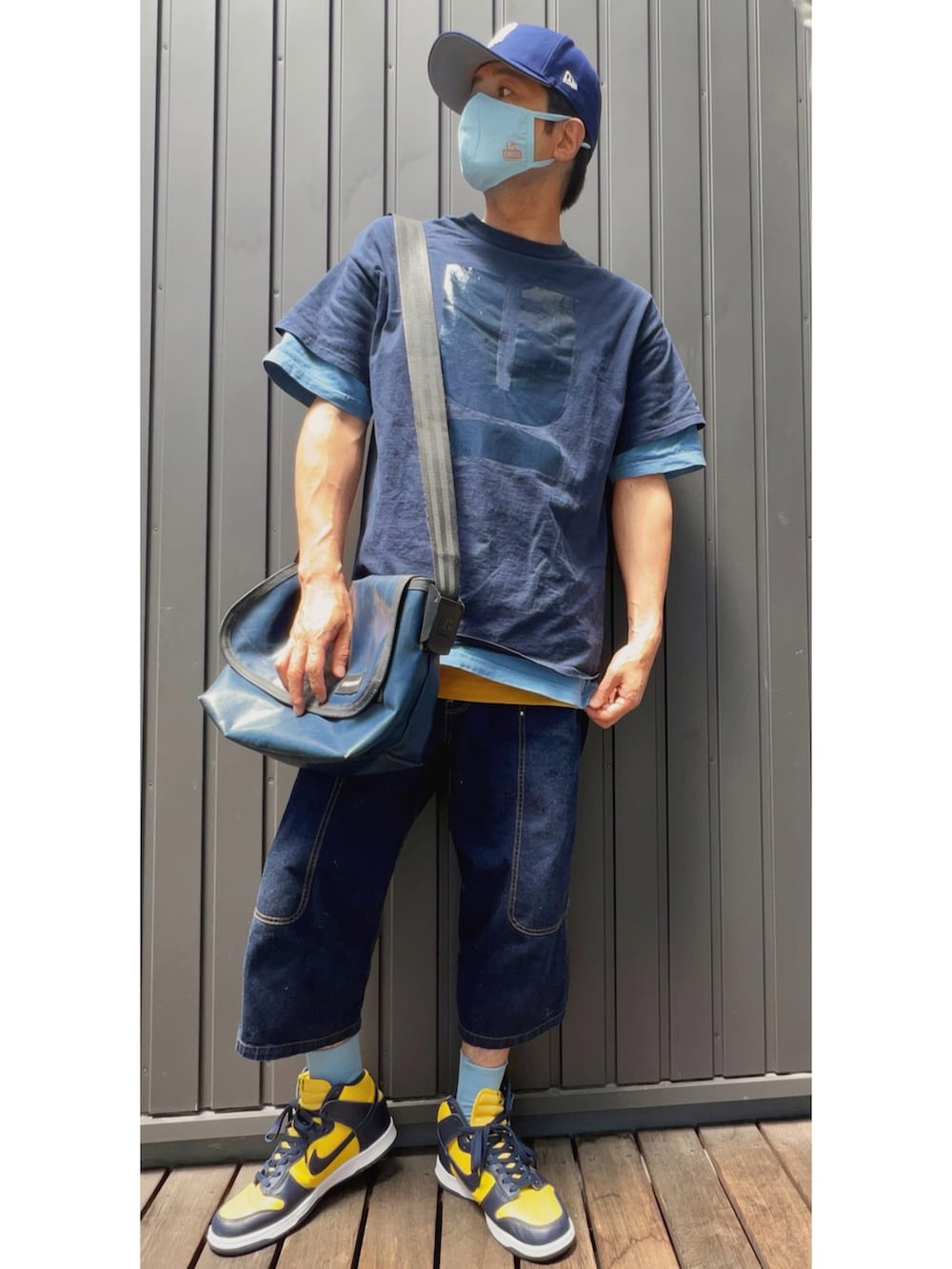 ブルー系のTシャツ/カットソー、ブルー系のTシャツ/カットソー、イエロー系のタンクトップを着用したメンズの春コーディネートの3枚目の写真