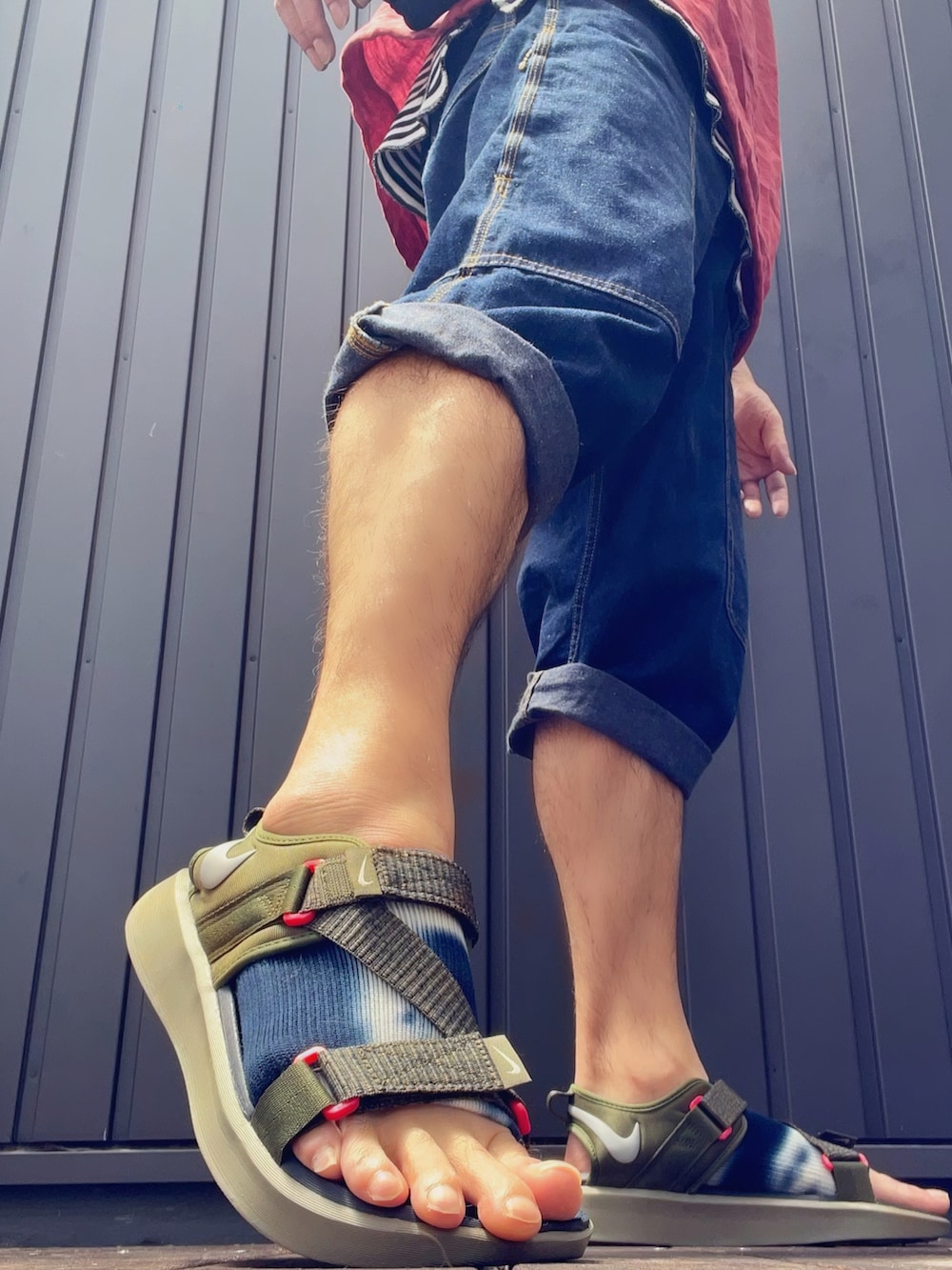 レッド系のTシャツ/カットソー、ブラック系のショルダーバッグ、その他のタンクトップを着用したメンズの夏コーディネートの4枚目の写真