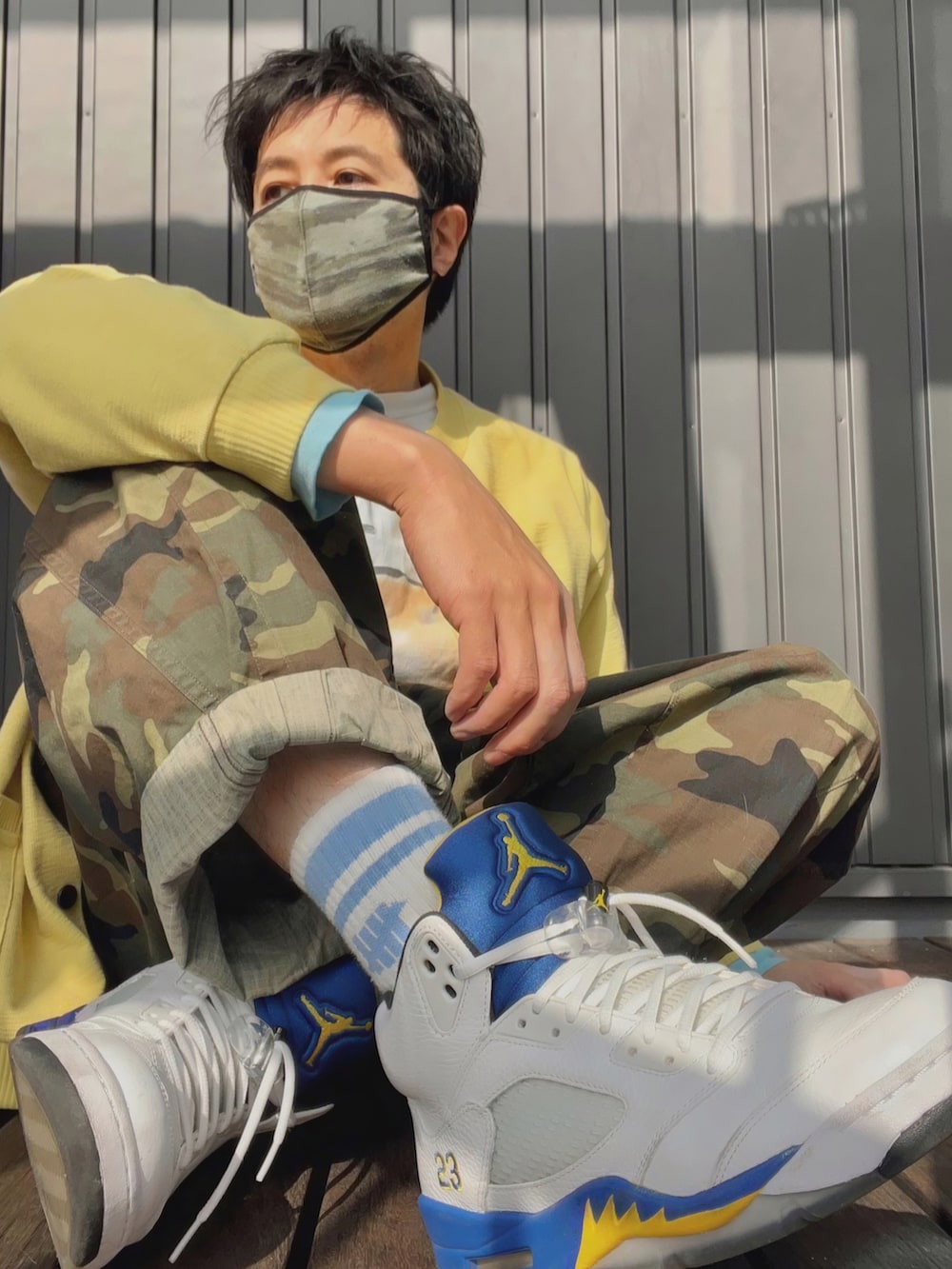 イエロー系のカーディガン/ボレロ、ホワイト系のTシャツ/カットソー、ブラック系のタンクトップを着用したメンズの春コーディネートの5枚目の写真