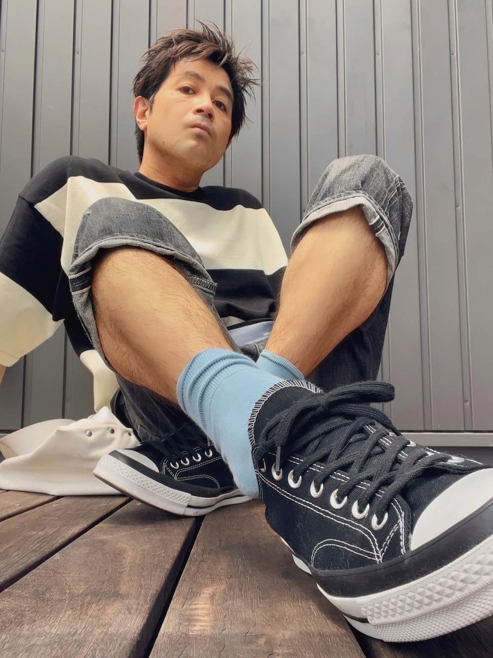 ブラック系のTシャツ/カットソー、ブルー系のタンクトップ、ホワイト系のトートバッグを着用したメンズの夏コーディネートの5枚目の写真