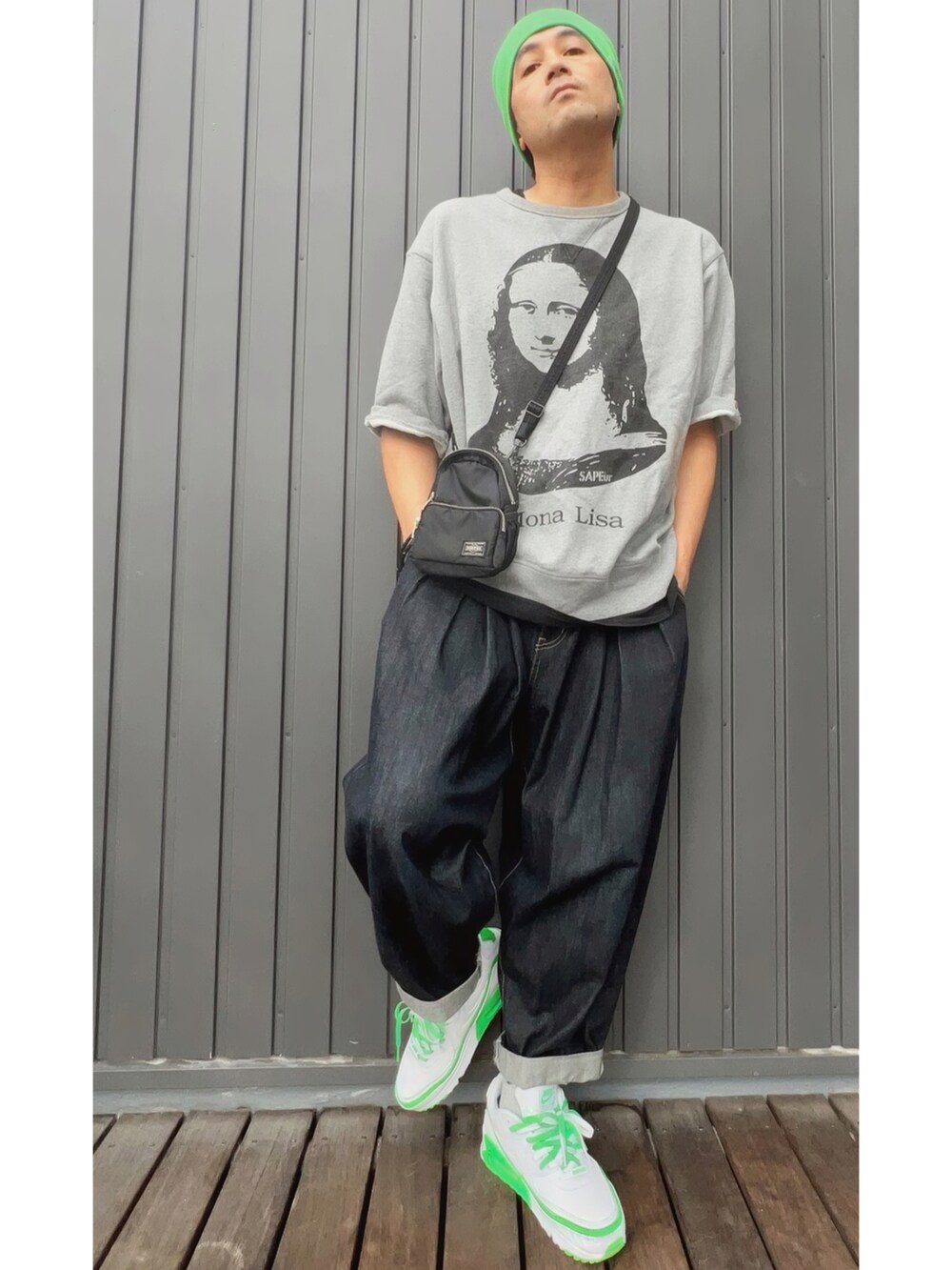 グレー系のスウェット、ブラック系のショルダーバッグ、ブラック系のタンクトップを着用したメンズの秋コーディネートの5枚目の写真