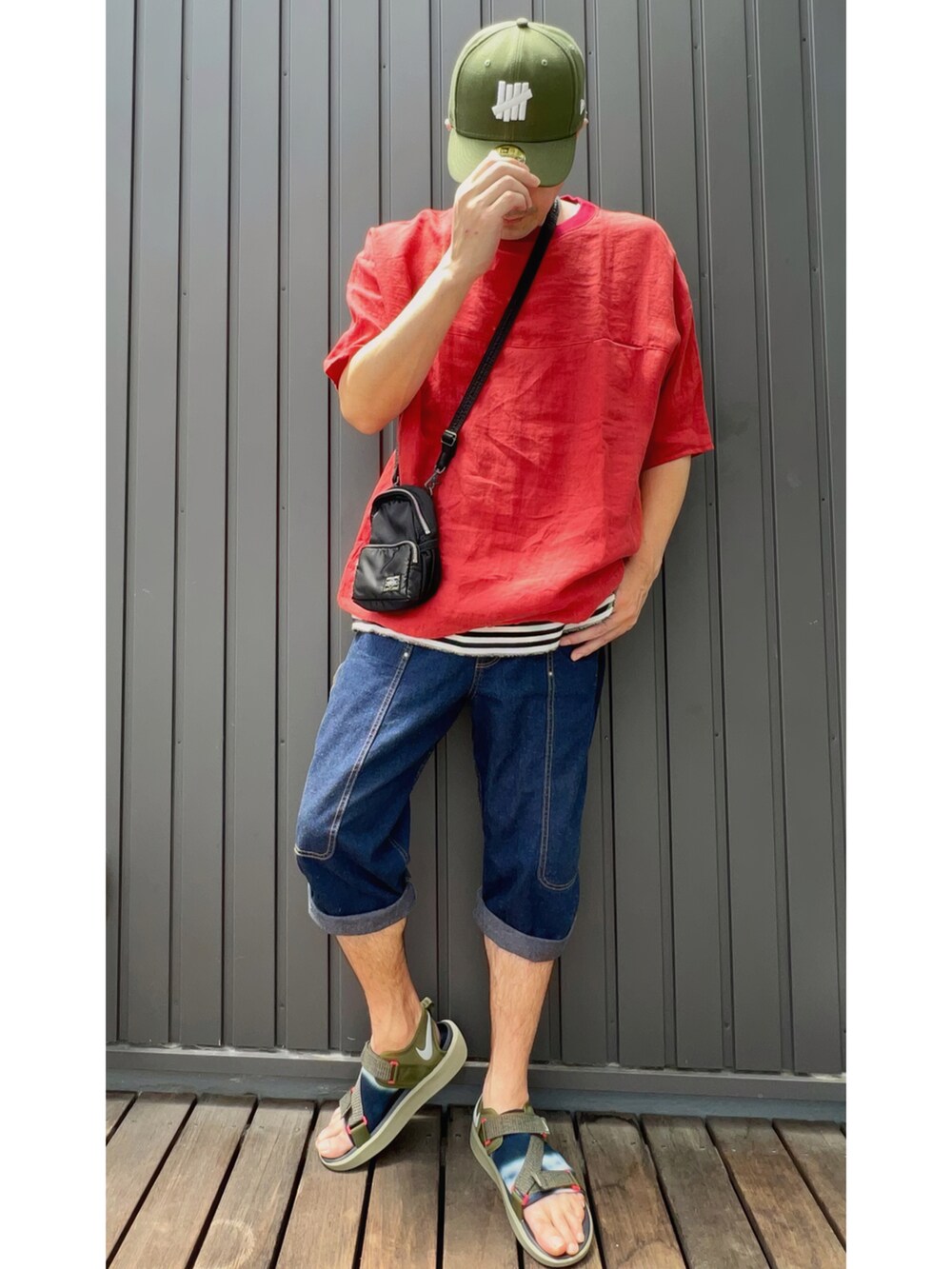 レッド系のTシャツ/カットソー、ブラック系のショルダーバッグ、その他のタンクトップを着用したメンズの夏コーディネートの3枚目の写真