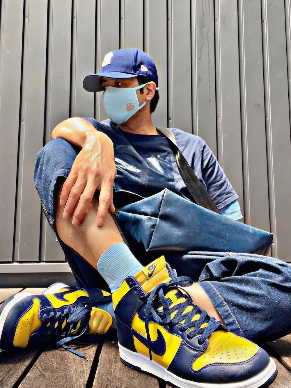 ブルー系のTシャツ/カットソー、ブルー系のTシャツ/カットソー、イエロー系のタンクトップを着用したメンズの春コーディネートの4枚目の写真