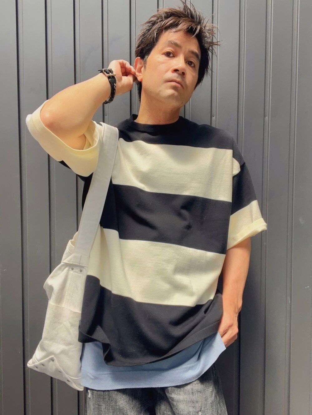 ブラック系のTシャツ/カットソー、ブルー系のタンクトップ、ホワイト系のトートバッグを着用したメンズの夏コーディネートの3枚目の写真