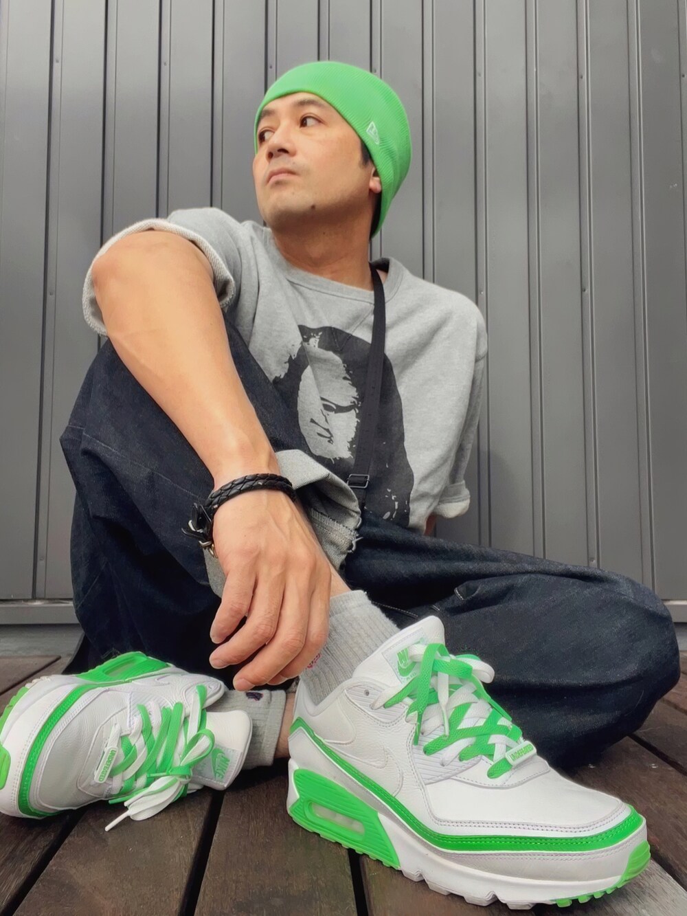 グレー系のスウェット、ブラック系のショルダーバッグ、ブラック系のタンクトップを着用したメンズの秋コーディネートの4枚目の写真