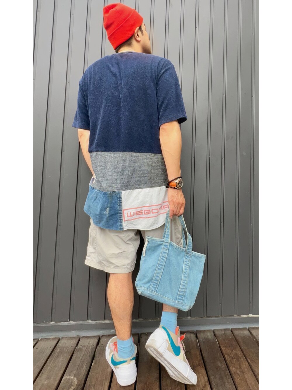 ブルー系のTシャツ/カットソー、ブルー系のトートバッグ、グレー系のカーゴパンツを着用したメンズの夏コーディネートの2枚目の写真