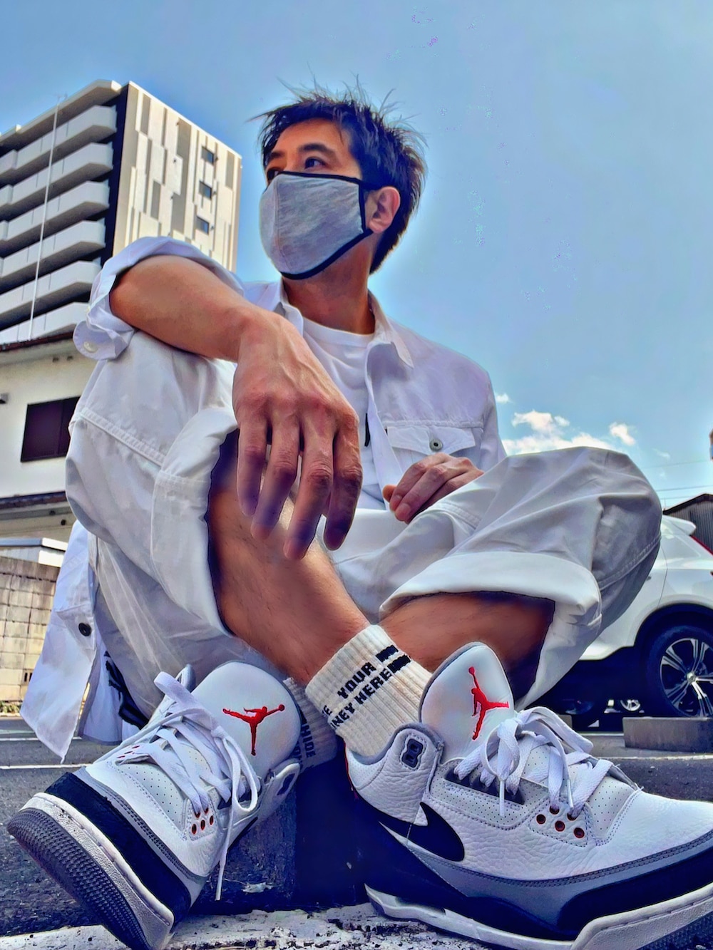 ホワイト系のシャツ/ブラウス、ホワイト系のTシャツ/カットソー、その他のタンクトップを着用したメンズの春コーディネートの4枚目の写真