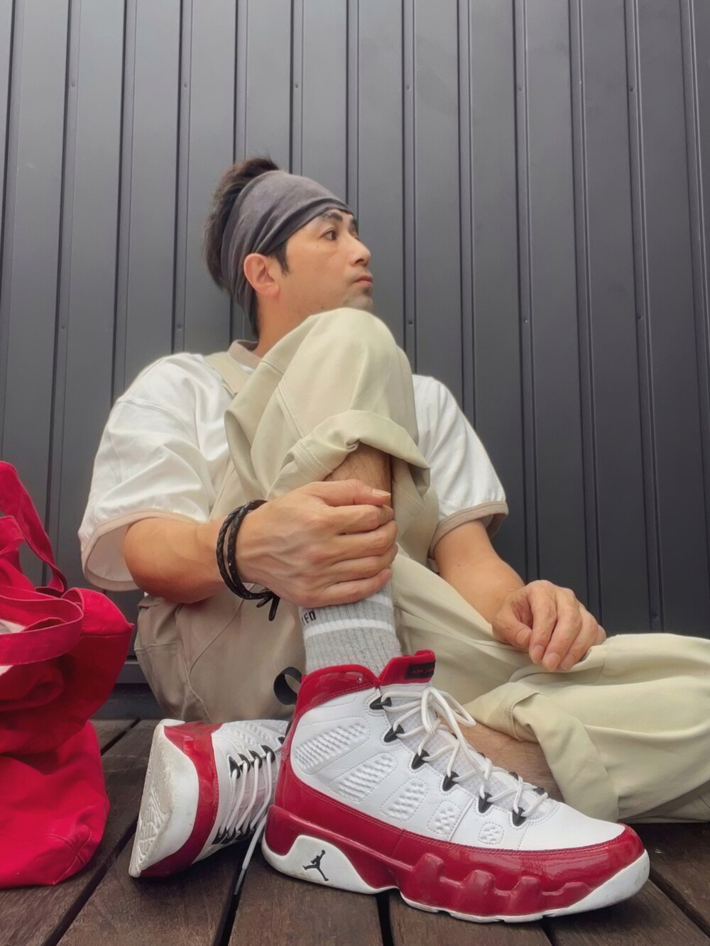 ホワイト系のTシャツ/カットソー、レッド系のTシャツ/カットソー、ベージュ系のサロペット/オーバーオールを着用したメンズの夏コーディネートの3枚目の写真