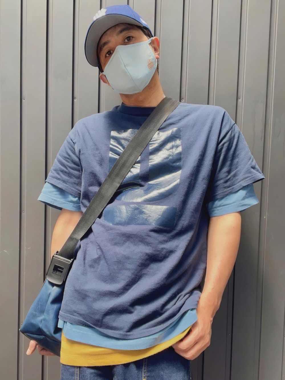 ブルー系のTシャツ/カットソー、ブルー系のTシャツ/カットソー、イエロー系のタンクトップを着用したメンズの春コーディネートの2枚目の写真