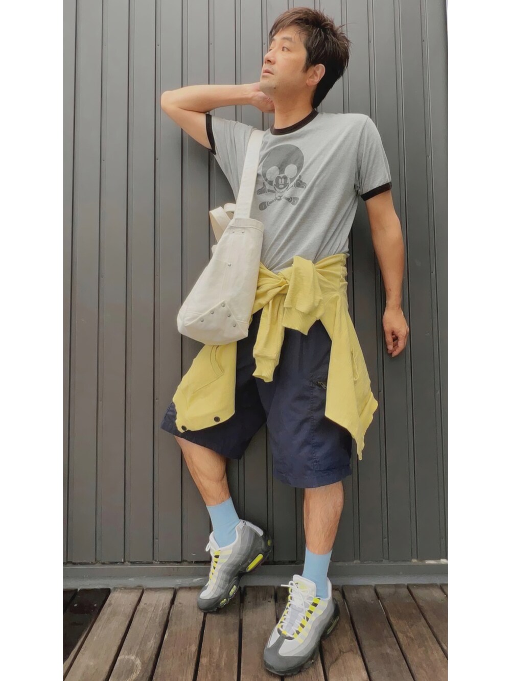 イエロー系のカーディガン/ボレロ、グレー系のTシャツ/カットソー、ブルー系のパンツを着用したメンズの春コーディネートの3枚目の写真