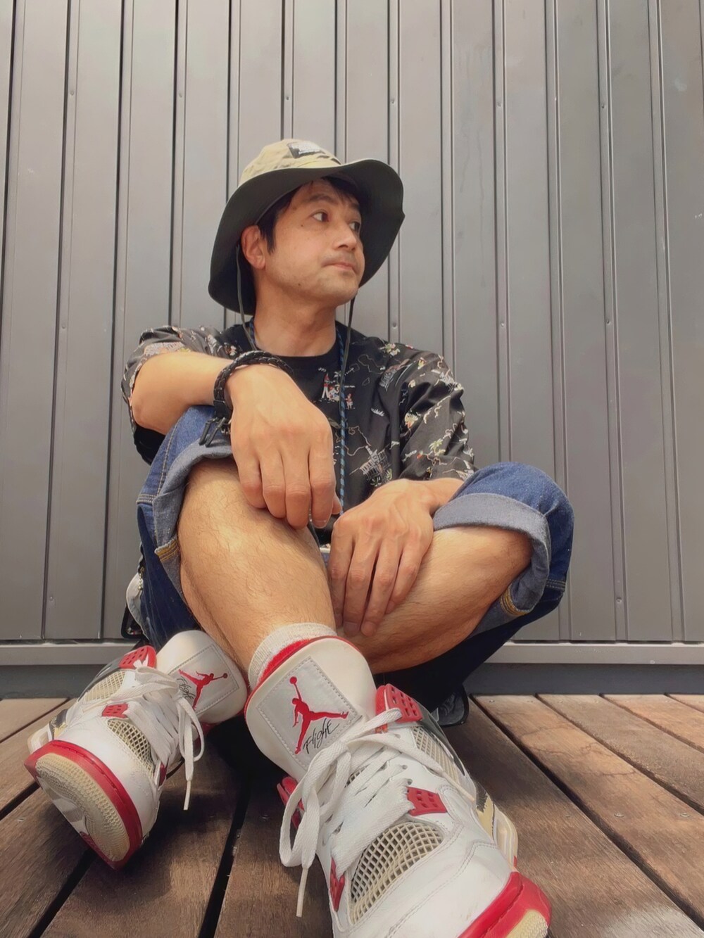 ブラック系のTシャツ/カットソー、ブラック系のタンクトップ、ブルー系のデニムパンツを着用したメンズの春コーディネートの3枚目の写真