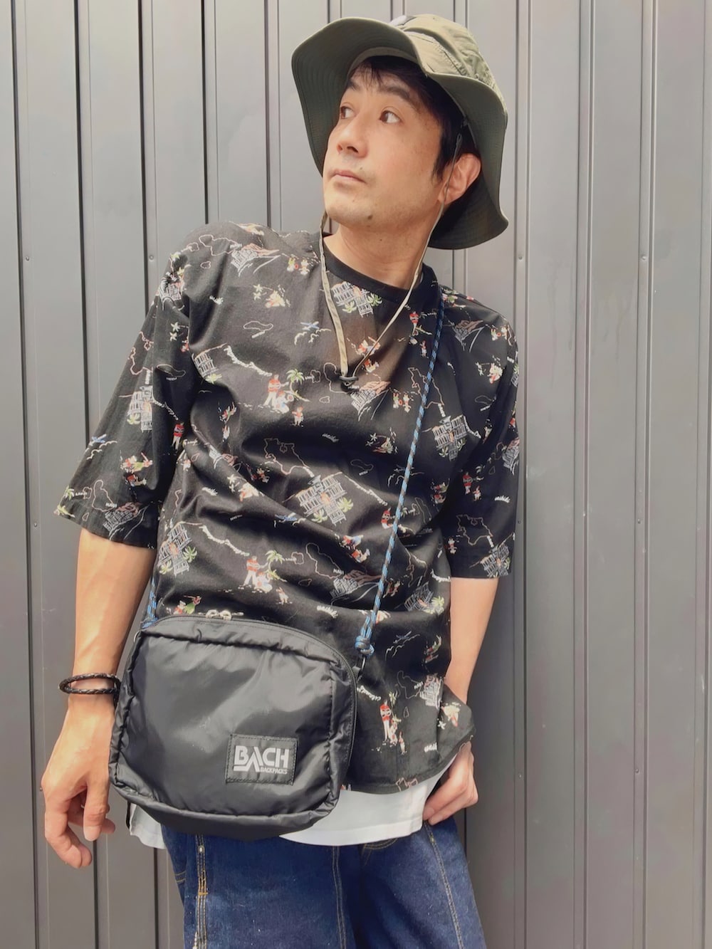 ブラック系のTシャツ/カットソー、ブラック系のタンクトップ、ブルー系のデニムパンツを着用したメンズの春コーディネートの5枚目の写真