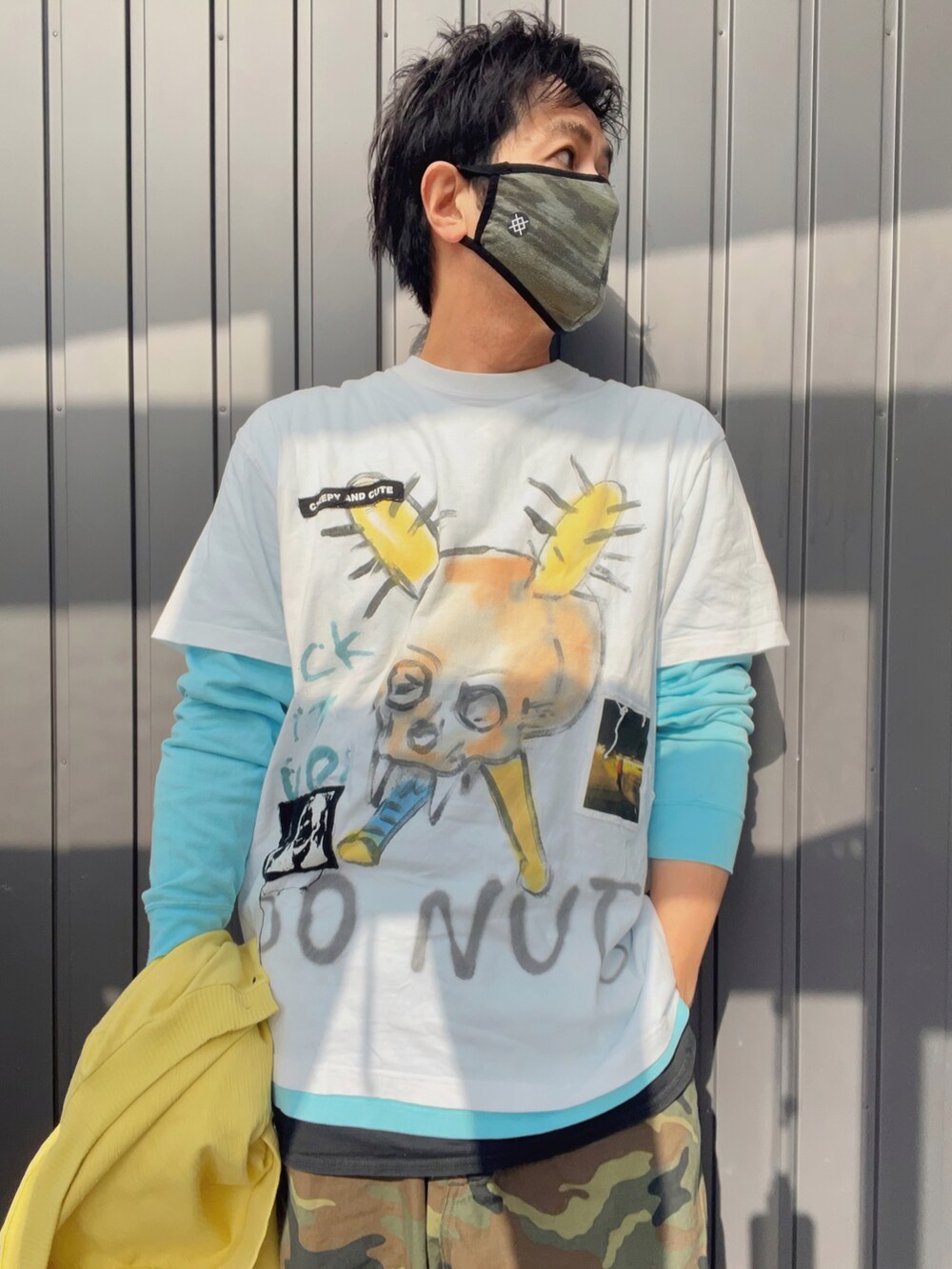 イエロー系のカーディガン/ボレロ、ホワイト系のTシャツ/カットソー、ブラック系のタンクトップを着用したメンズの春コーディネートの4枚目の写真