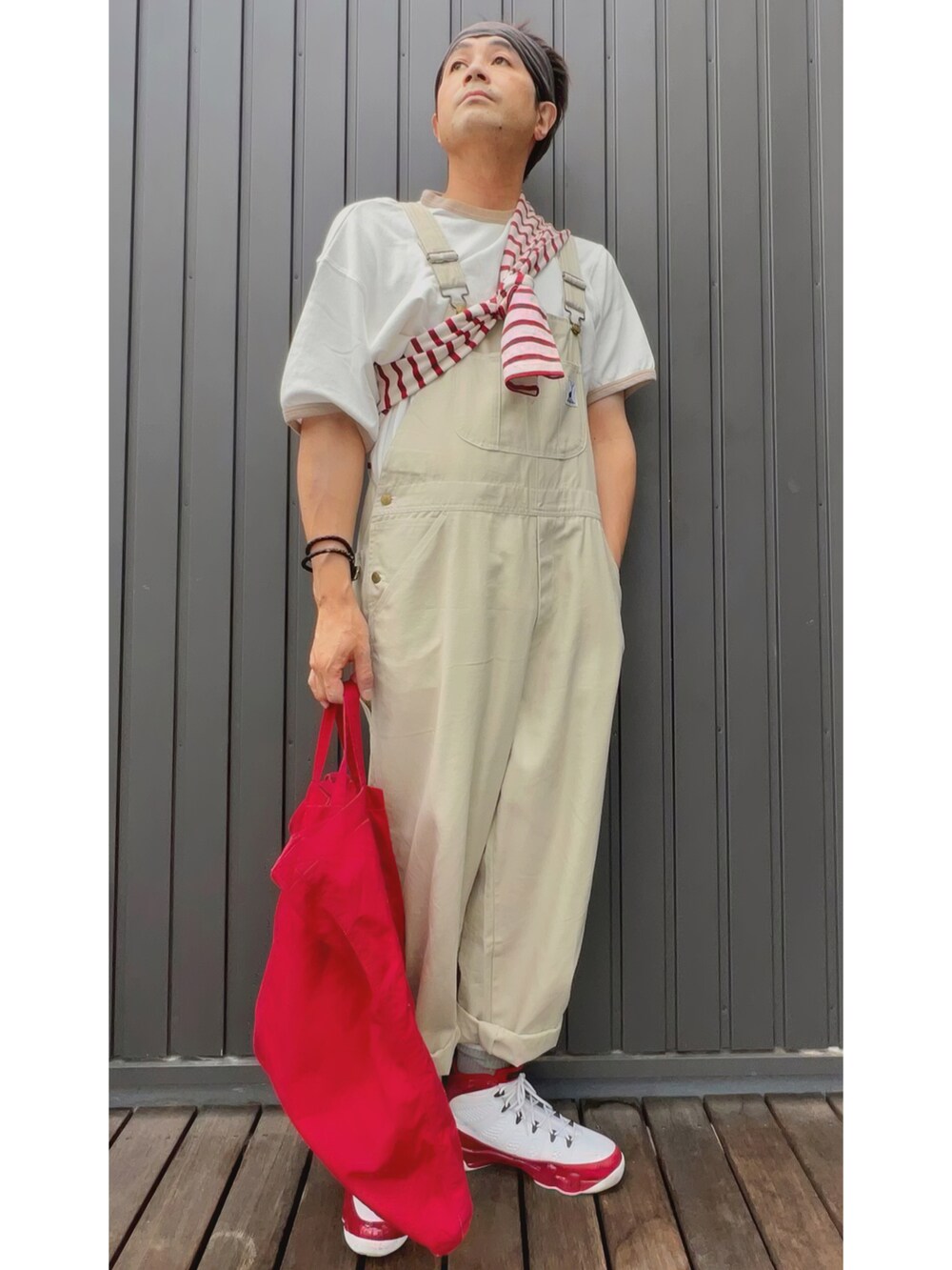 ホワイト系のTシャツ/カットソー、レッド系のTシャツ/カットソー、ベージュ系のサロペット/オーバーオールを着用したメンズの夏コーディネートの5枚目の写真