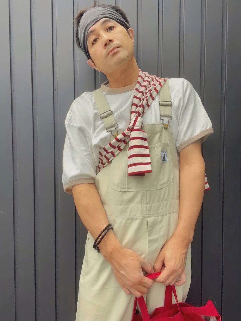 ホワイト系のTシャツ/カットソー、レッド系のTシャツ/カットソー、ベージュ系のサロペット/オーバーオールを着用したメンズの夏コーディネートの4枚目の写真