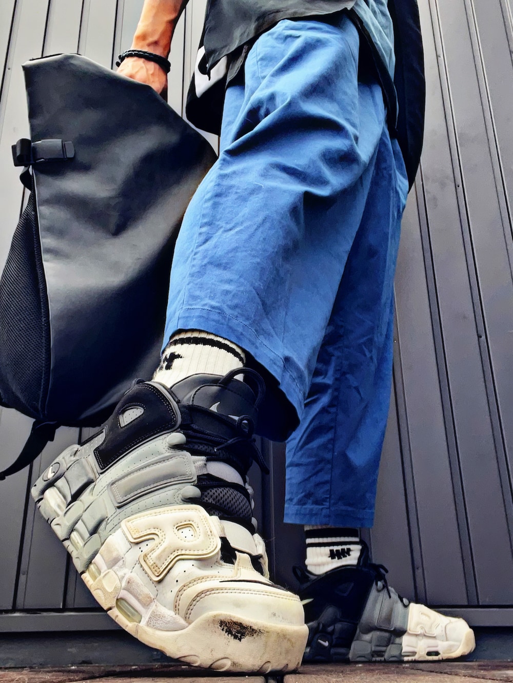 ブラック系のシャツ/ブラウス、ブルー系のTシャツ/カットソー、ブラック系のタンクトップを着用したメンズの夏コーディネートの3枚目の写真