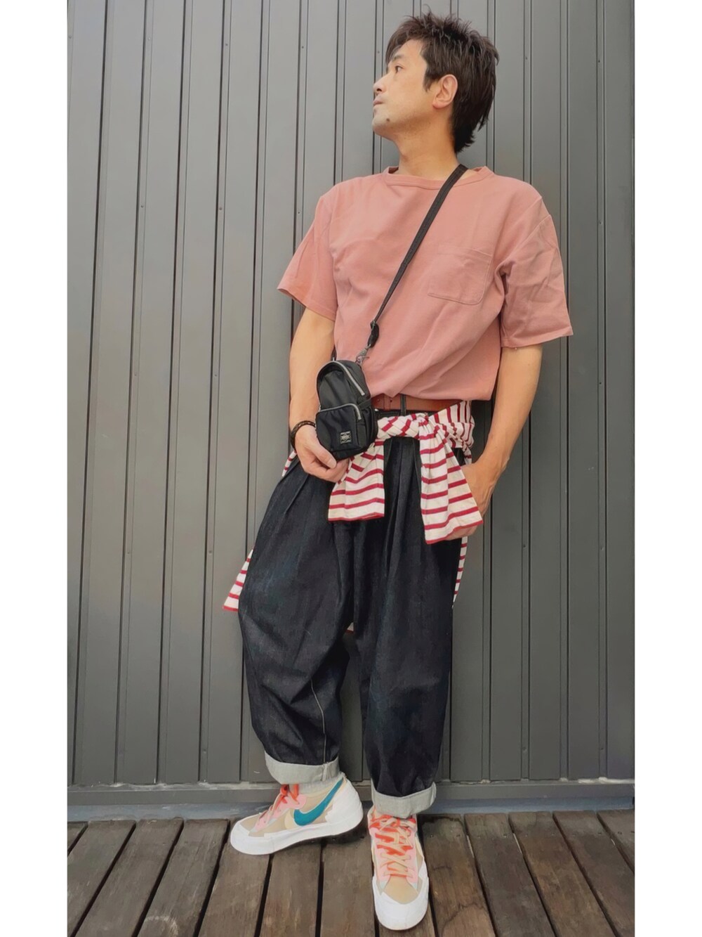 ピンク系のTシャツ/カットソー、ブラック系のショルダーバッグ、レッド系のTシャツ/カットソーを着用したメンズの春コーディネートの4枚目の写真