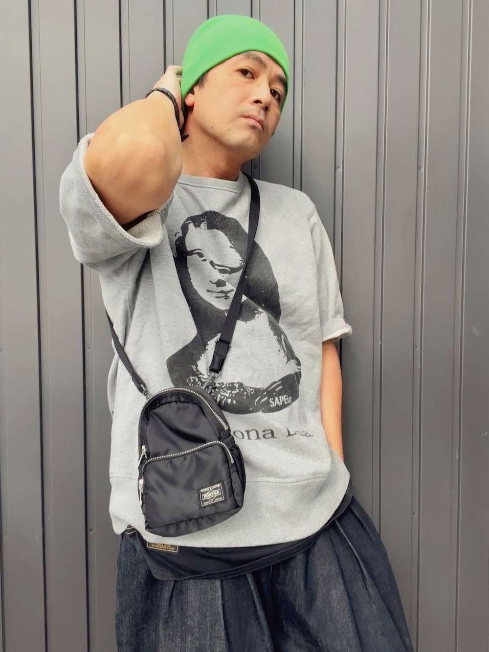 グレー系のスウェット、ブラック系のショルダーバッグ、ブラック系のタンクトップを着用したメンズの秋コーディネートの2枚目の写真