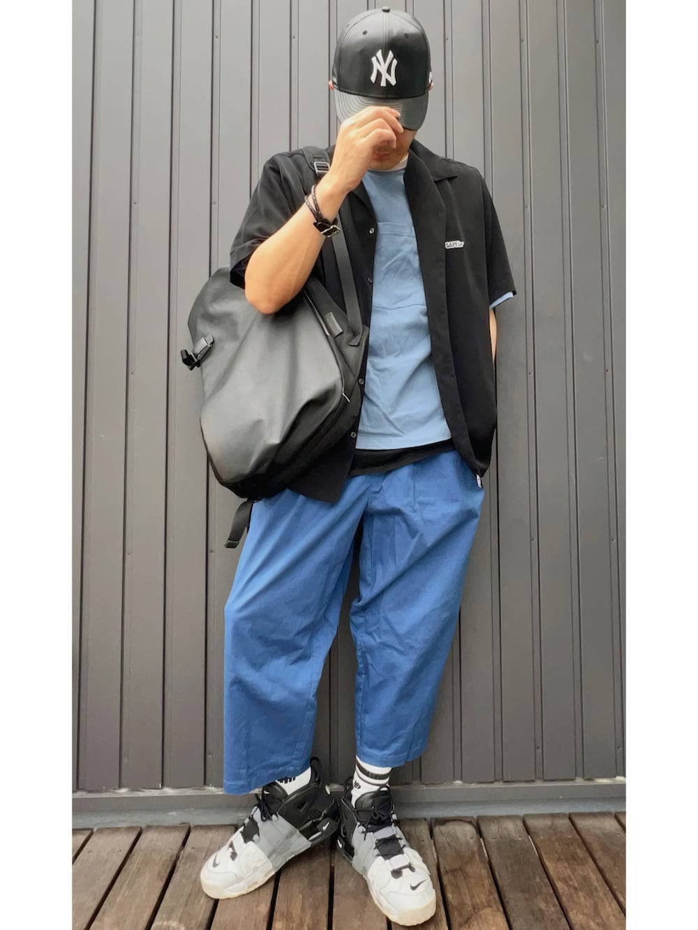 ブラック系のシャツ/ブラウス、ブルー系のTシャツ/カットソー、ブラック系のタンクトップを着用したメンズの夏コーディネートの5枚目の写真