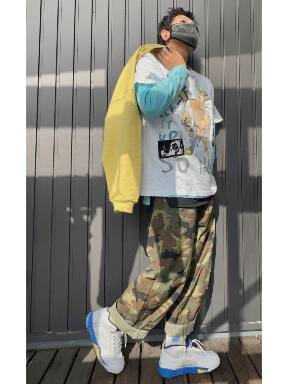 イエロー系のカーディガン/ボレロ、ホワイト系のTシャツ/カットソー、ブラック系のタンクトップを着用したメンズの春コーディネートの3枚目の写真