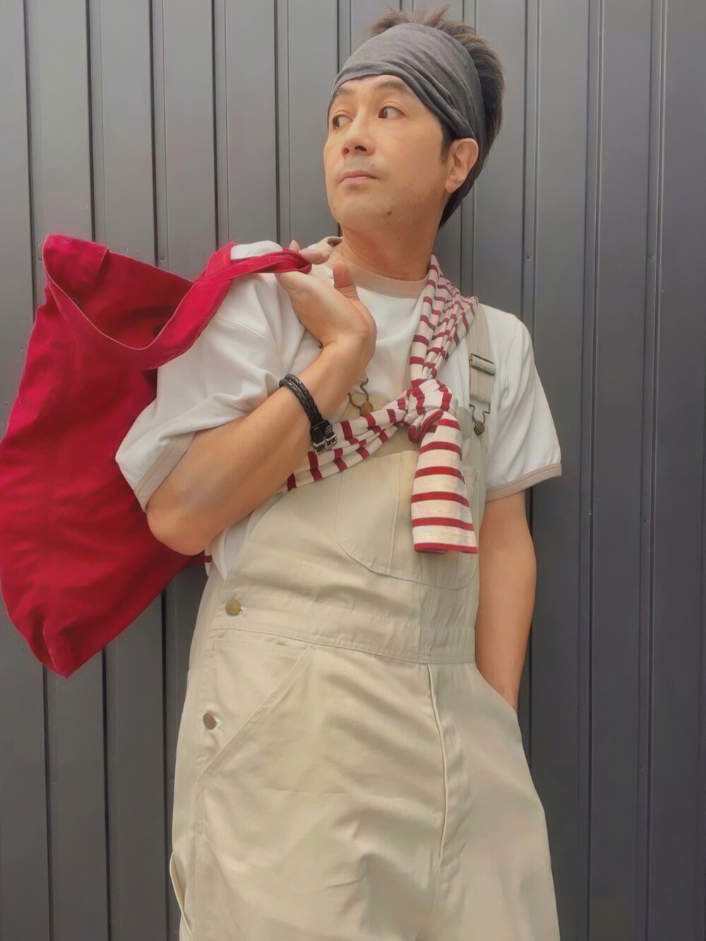 ホワイト系のTシャツ/カットソー、レッド系のTシャツ/カットソー、ベージュ系のサロペット/オーバーオールを着用したメンズの夏コーディネートの2枚目の写真