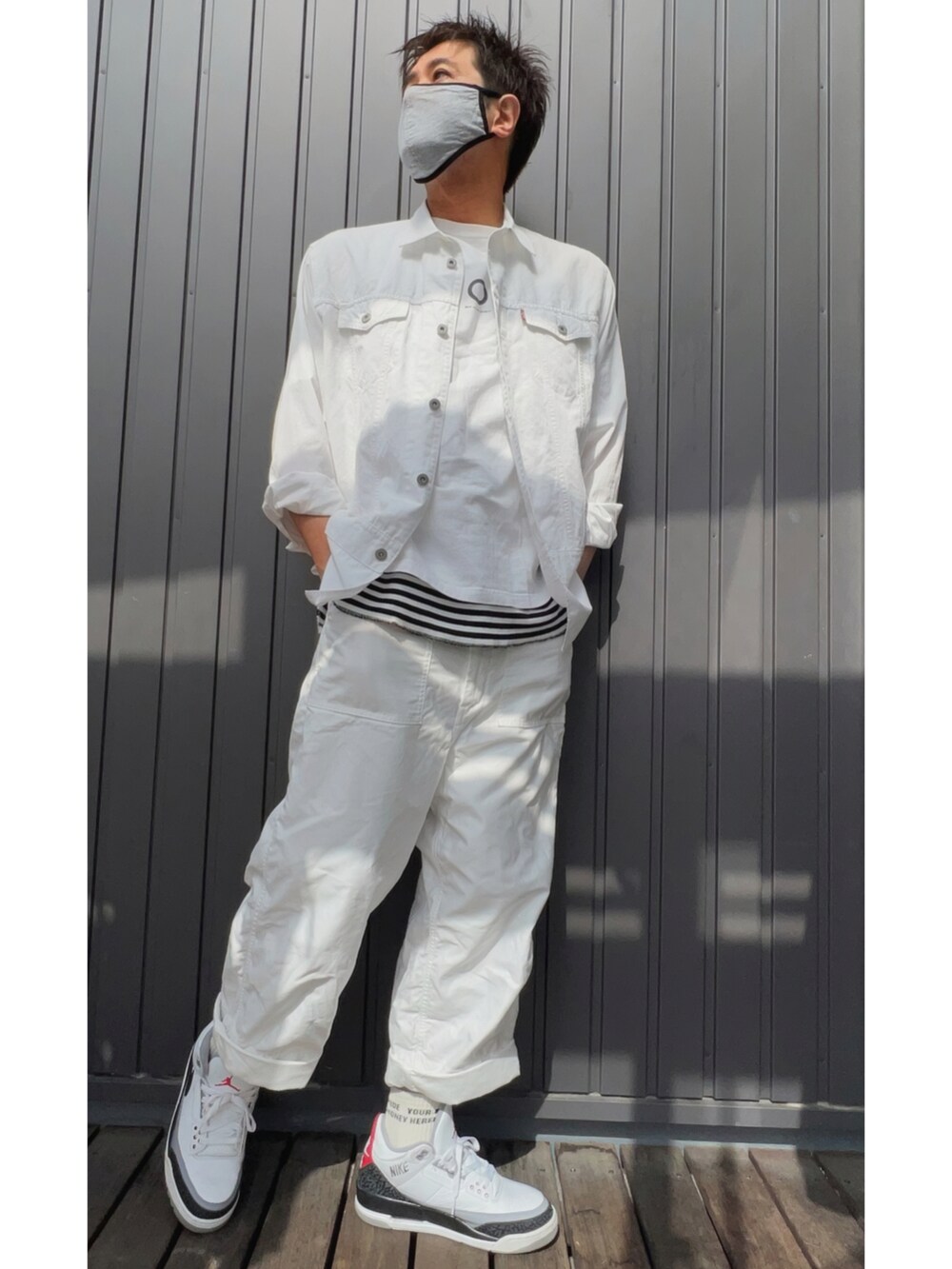 ホワイト系のシャツ/ブラウス、ホワイト系のTシャツ/カットソー、その他のタンクトップを着用したメンズの春コーディネートの3枚目の写真