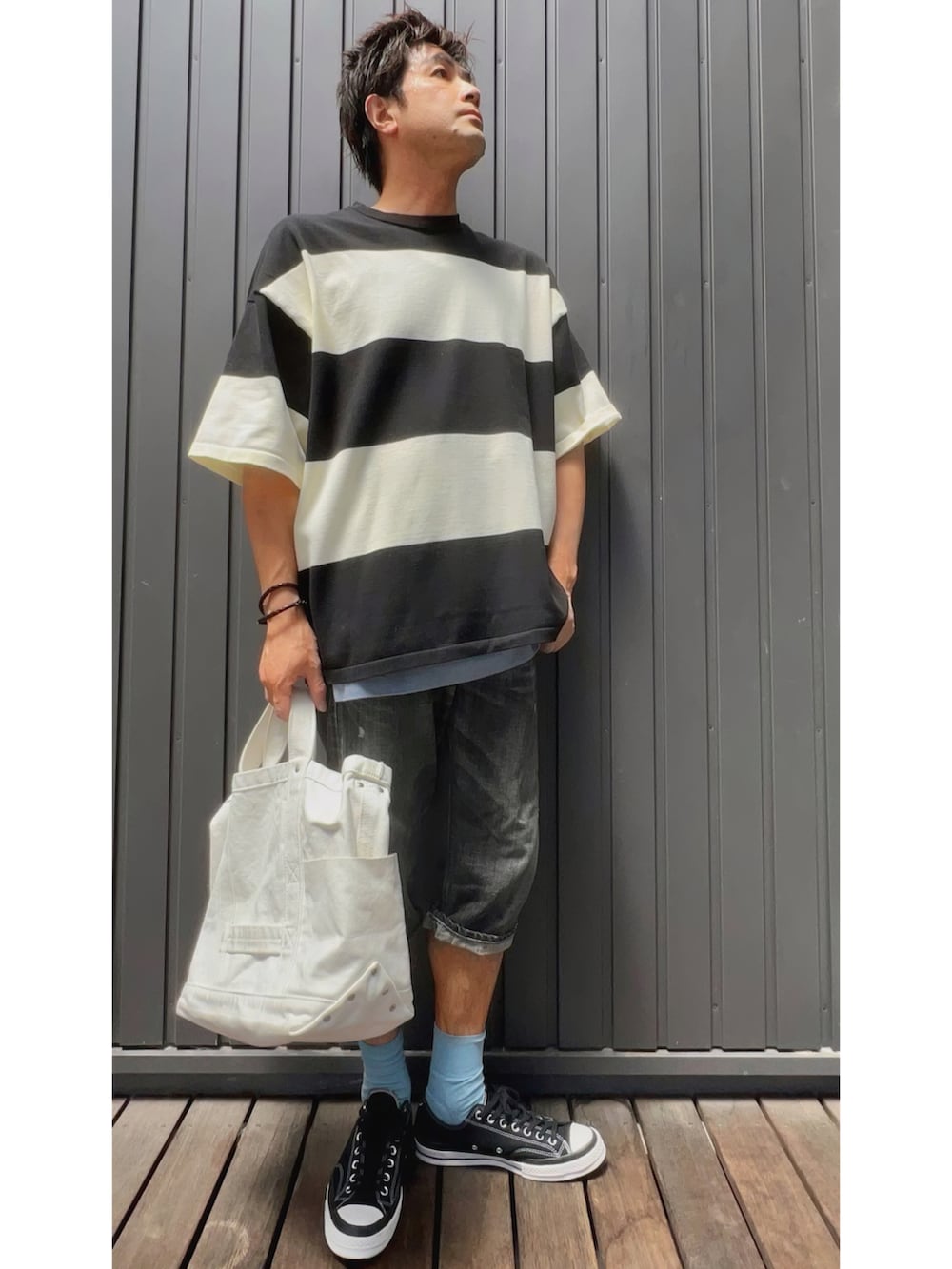 ブラック系のTシャツ/カットソー、ブルー系のタンクトップ、ホワイト系のトートバッグを着用したメンズの夏コーディネートの4枚目の写真