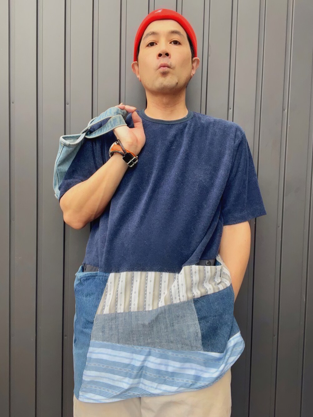 ブルー系のTシャツ/カットソー、ブルー系のトートバッグ、グレー系のカーゴパンツを着用したメンズの夏コーディネートの3枚目の写真