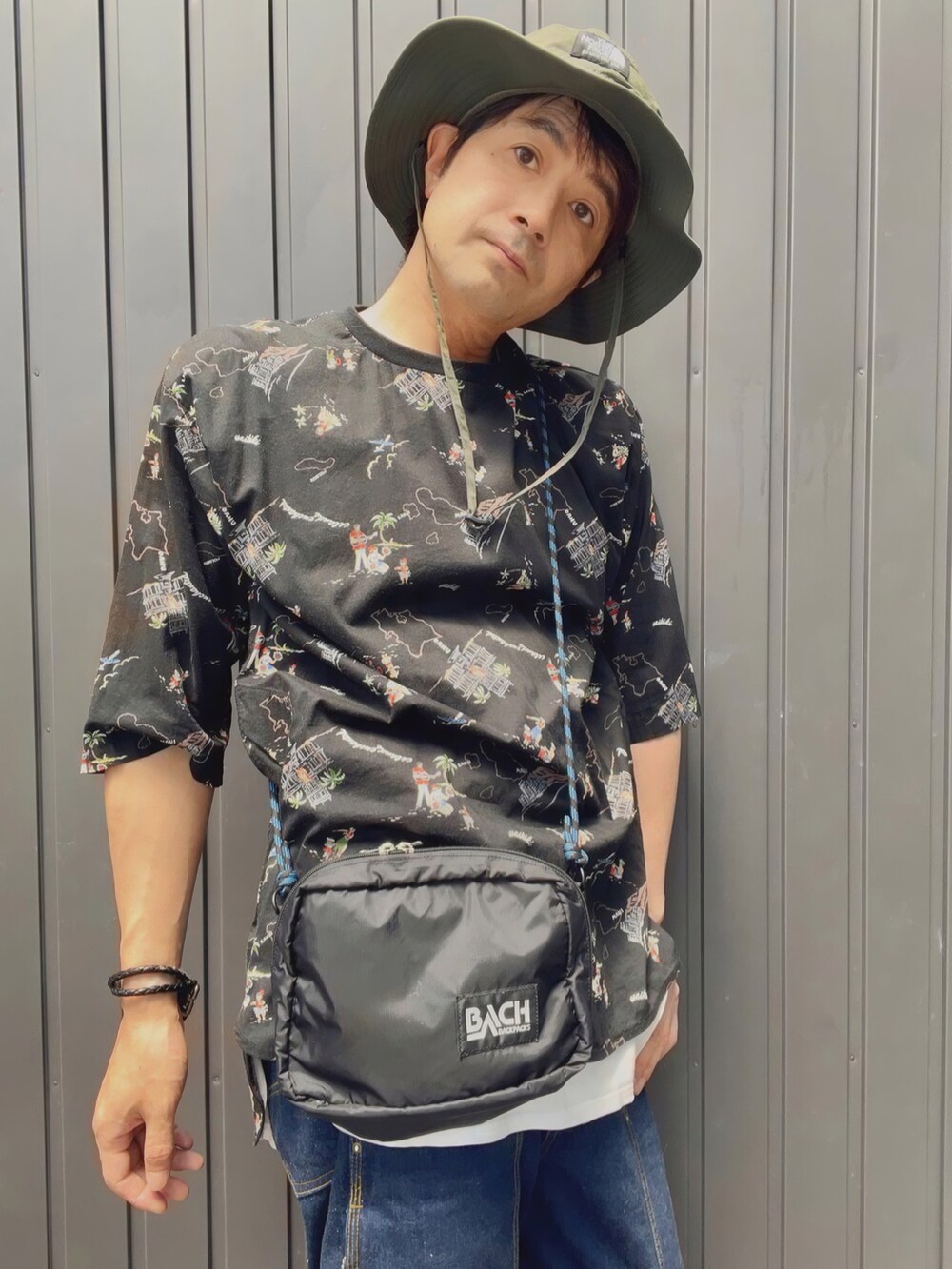 ブラック系のTシャツ/カットソー、ブラック系のタンクトップ、ブルー系のデニムパンツを着用したメンズの春コーディネートの2枚目の写真