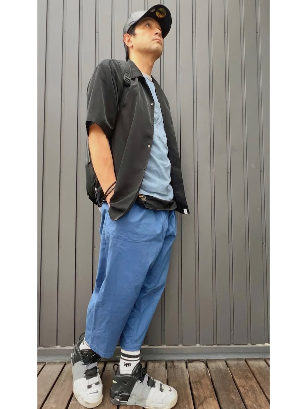 ブラック系のシャツ/ブラウス、ブルー系のTシャツ/カットソー、ブラック系のタンクトップを着用したメンズの夏コーディネートの2枚目の写真